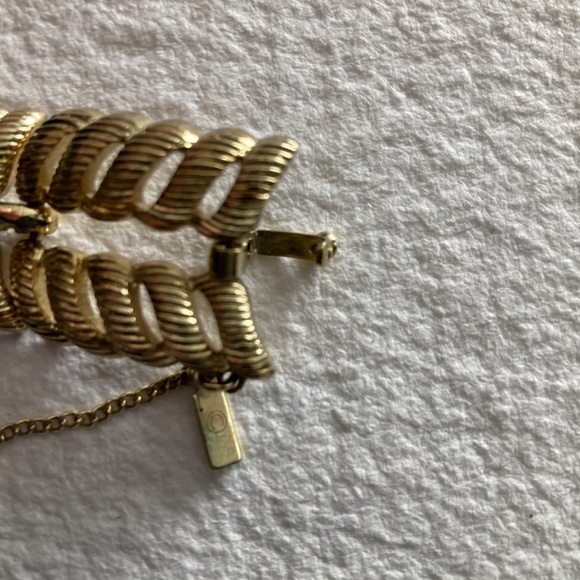 HOST PICK Vintage Monet Gold Tone Bracelet - Picture 6 of 9